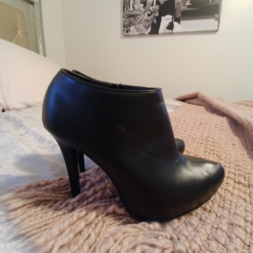 Report short boot high heel size 9